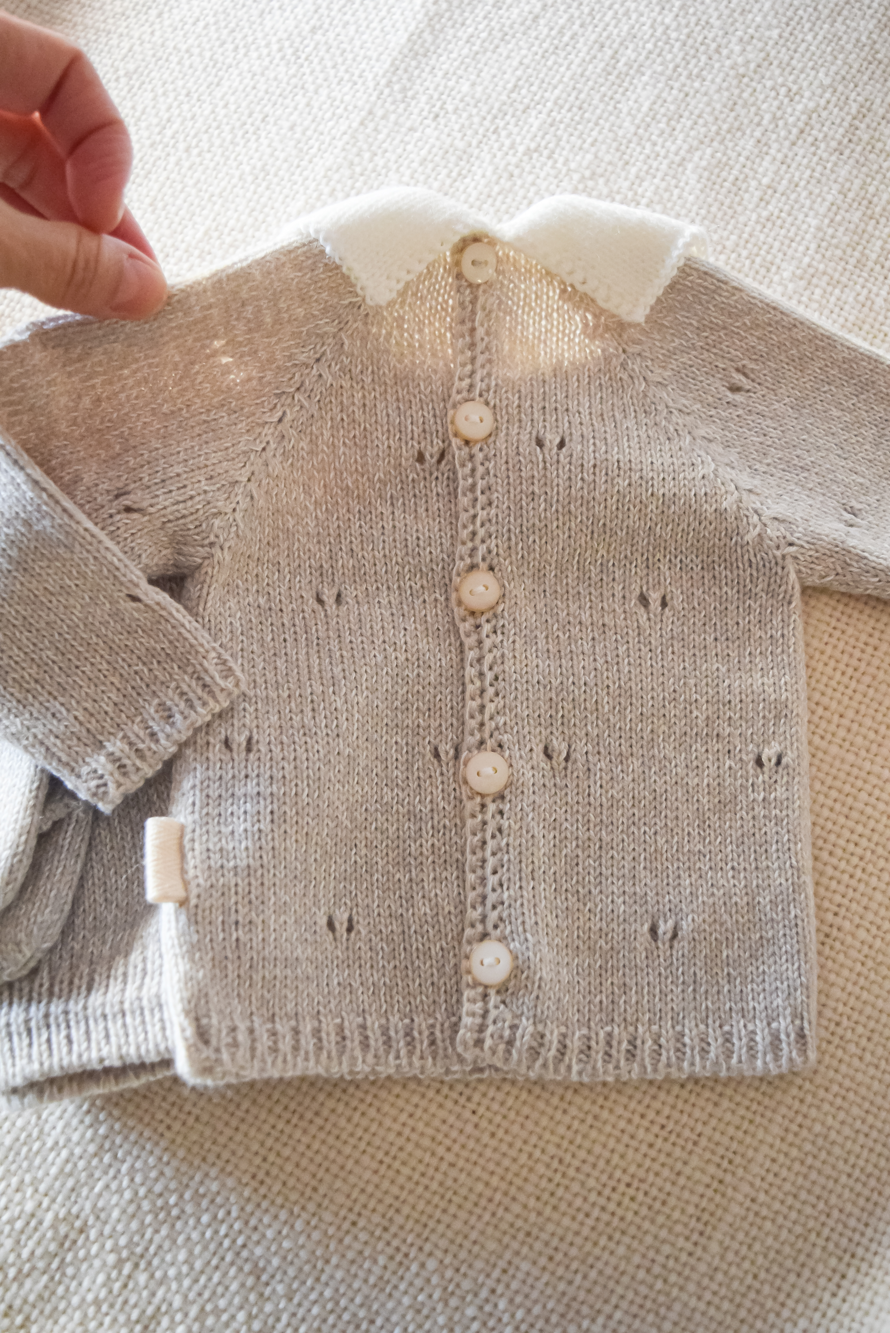Conjunto BARI color Avena con cuello blanco. Talle RN