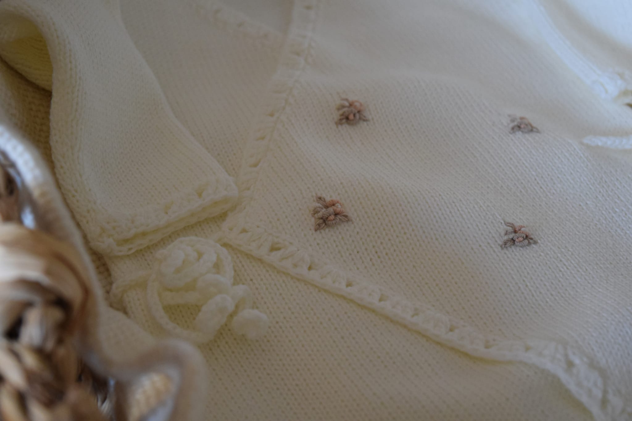 Entero ALBA en dralon marfil con bordados en rosa pastel. Talle 0 a 3 meses