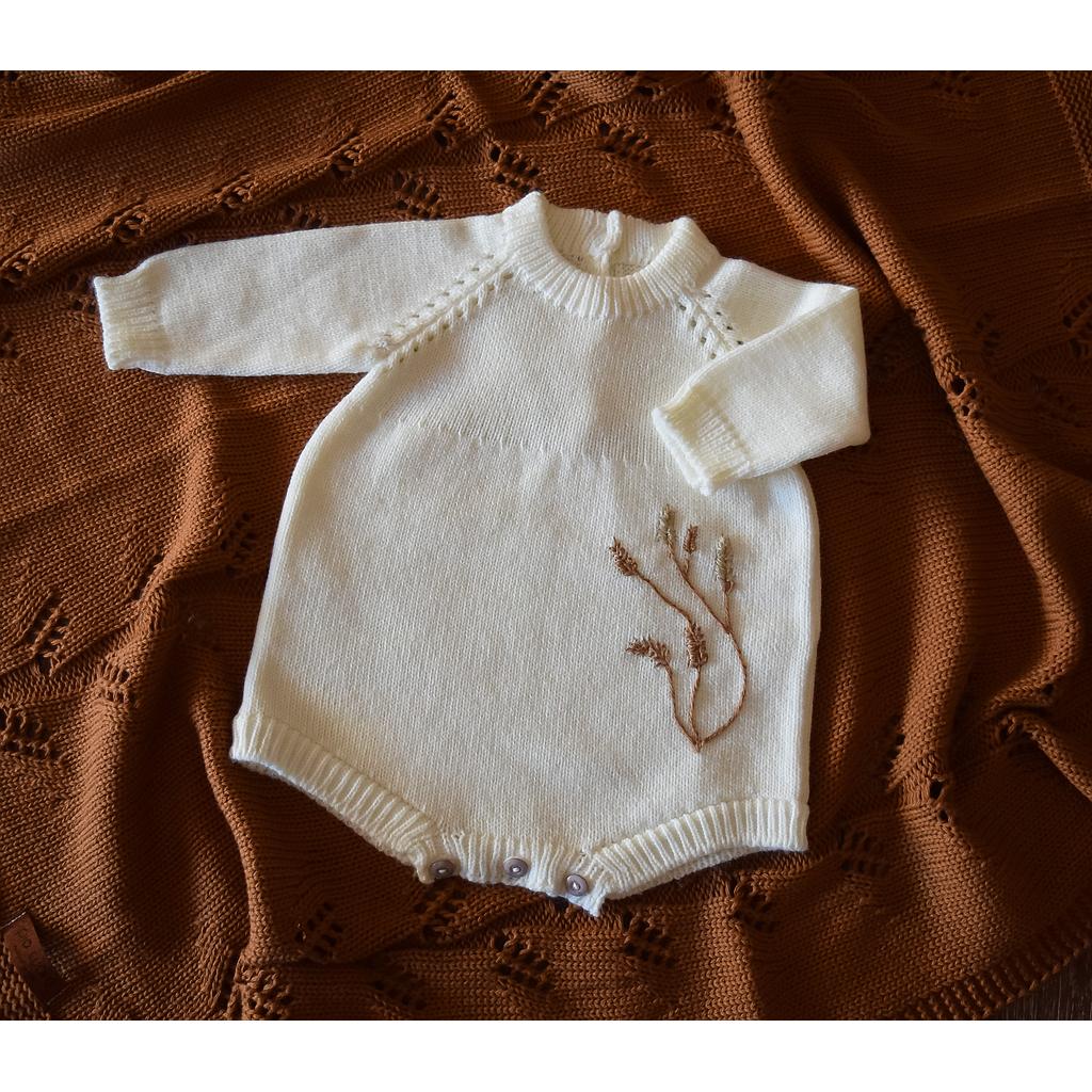 Bodie dralon manga larga con bordados en espiga marrón y beige. Talle 3 a 6 meses