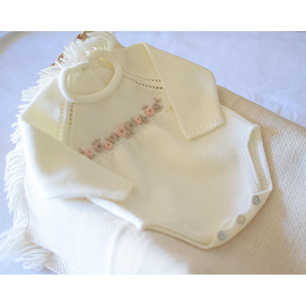 Bodie tejido en dralon. Con bordados a mano. Talle 0 a 3 meses o