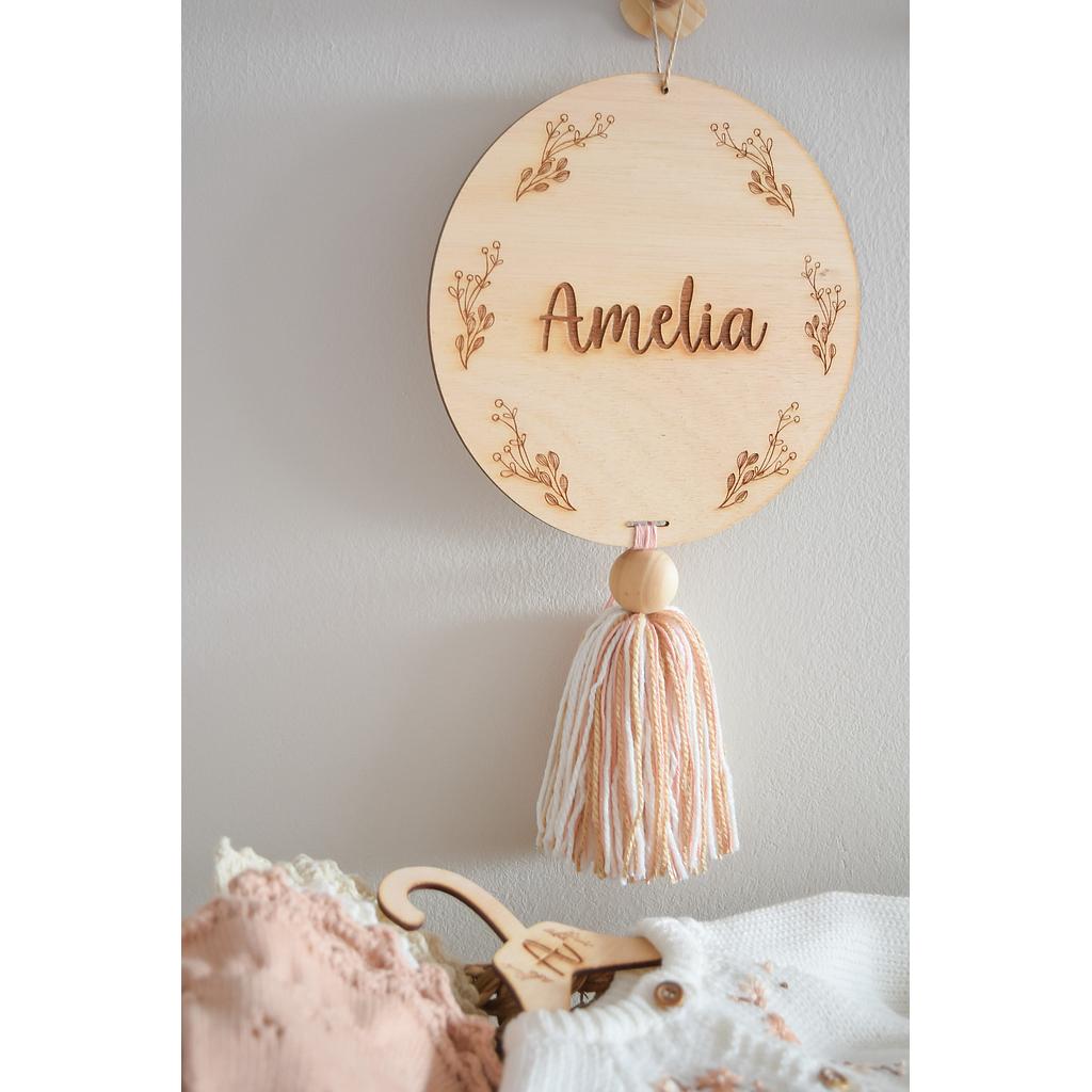 Cartel Amelia con grabado y borla en rosa pastel y crudo. Aplique de madera