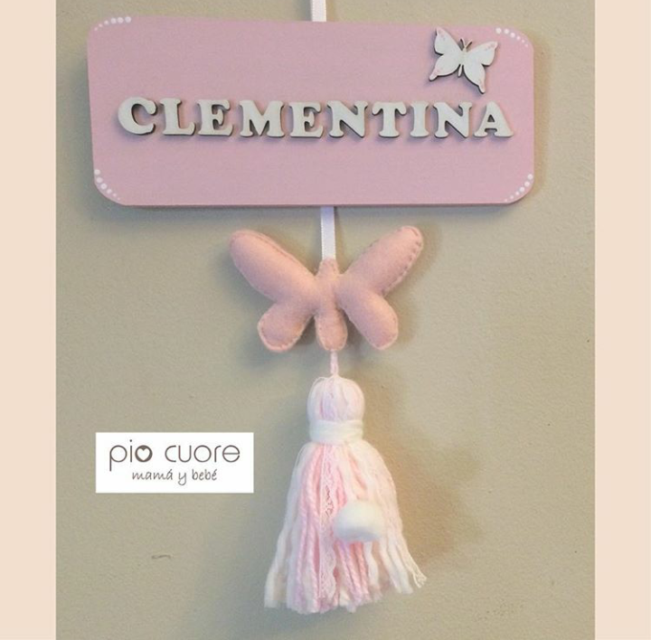 Cartel Clementina rosa, blanco y mariposas