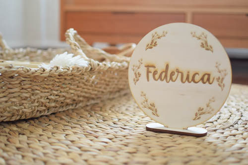 Cartel con base diseño &quot; Federica&quot; con grabado de Flores y nombre