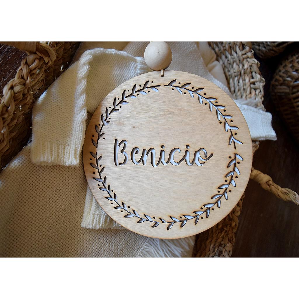 Cartel de puerta &quot; BENICIO&quot; con doble capa de madera. Tematica calada con corona de hojitas.
