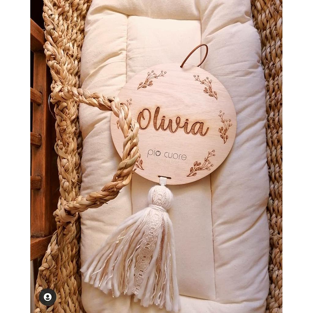 Cartel " Olivia"grabado con florcitas y borla en marfil  beige 