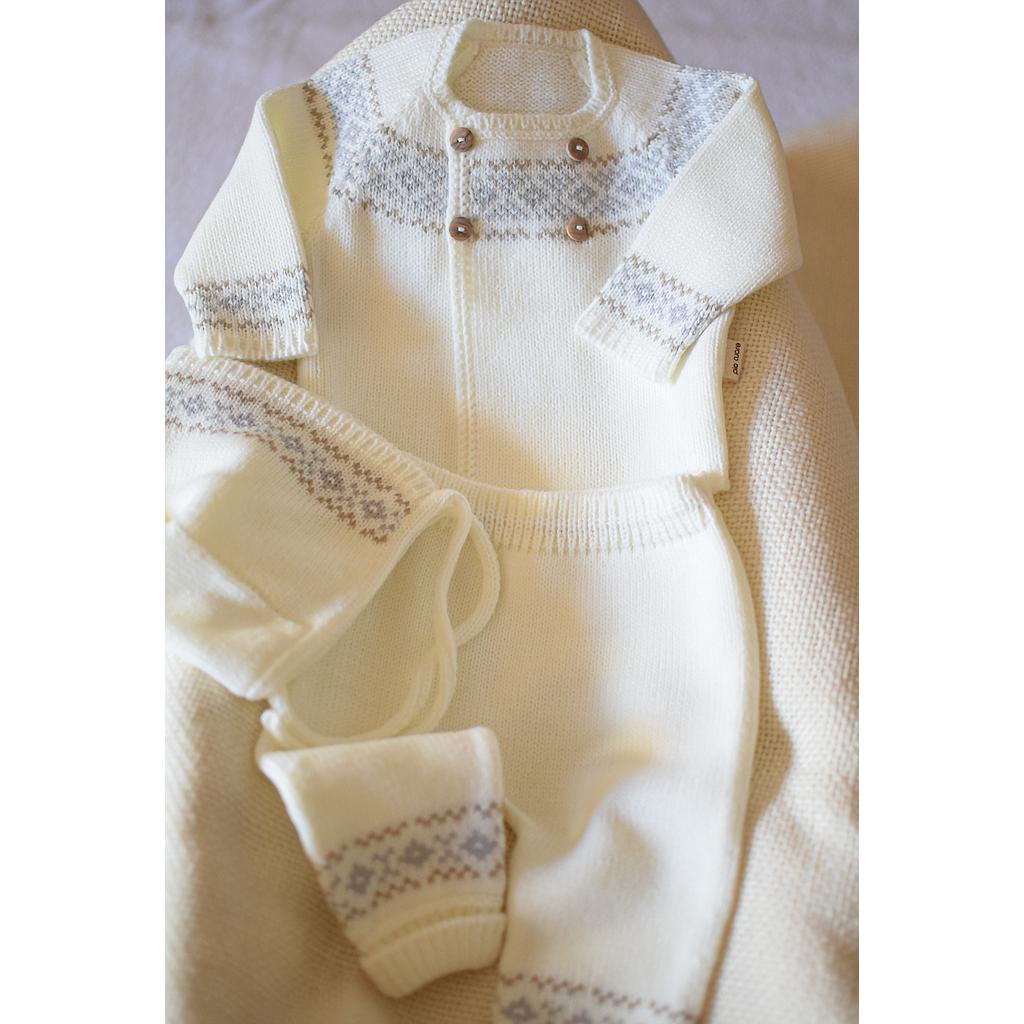 Conjunto Bariloche en dralon. Se compone de 3 piezas. Base marfil con guarda en gris y visón 