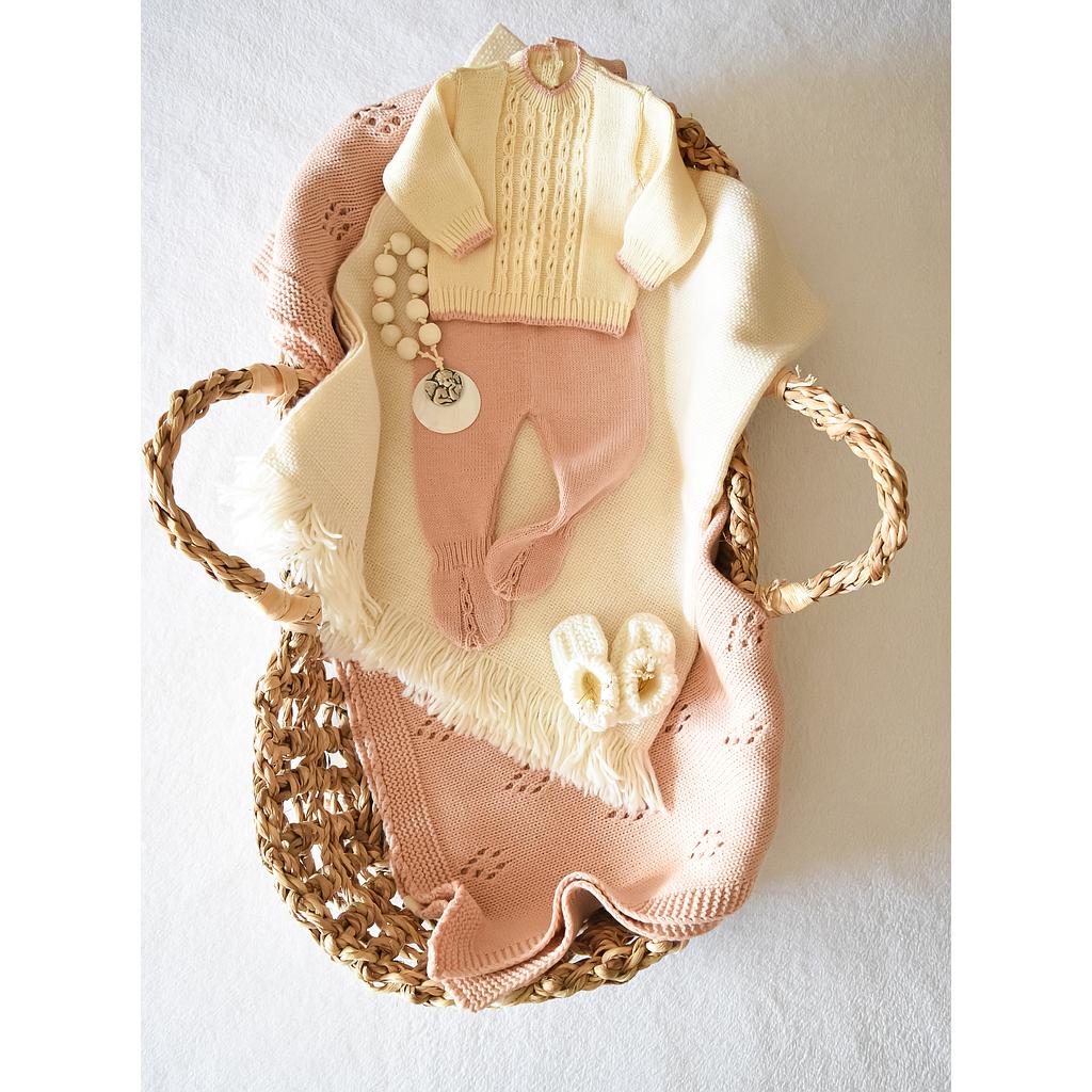 Conjunto de Recién nacido ochitos. Bata color crema con detalles en rosa viejo. Pelele rosa viejo.