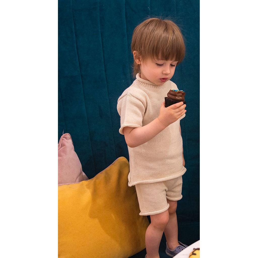 Conjunto &quot; MAXI&quot; en hilo de algodón, buzo manga corta y short. Color arena. Talle 18 a 24 meses