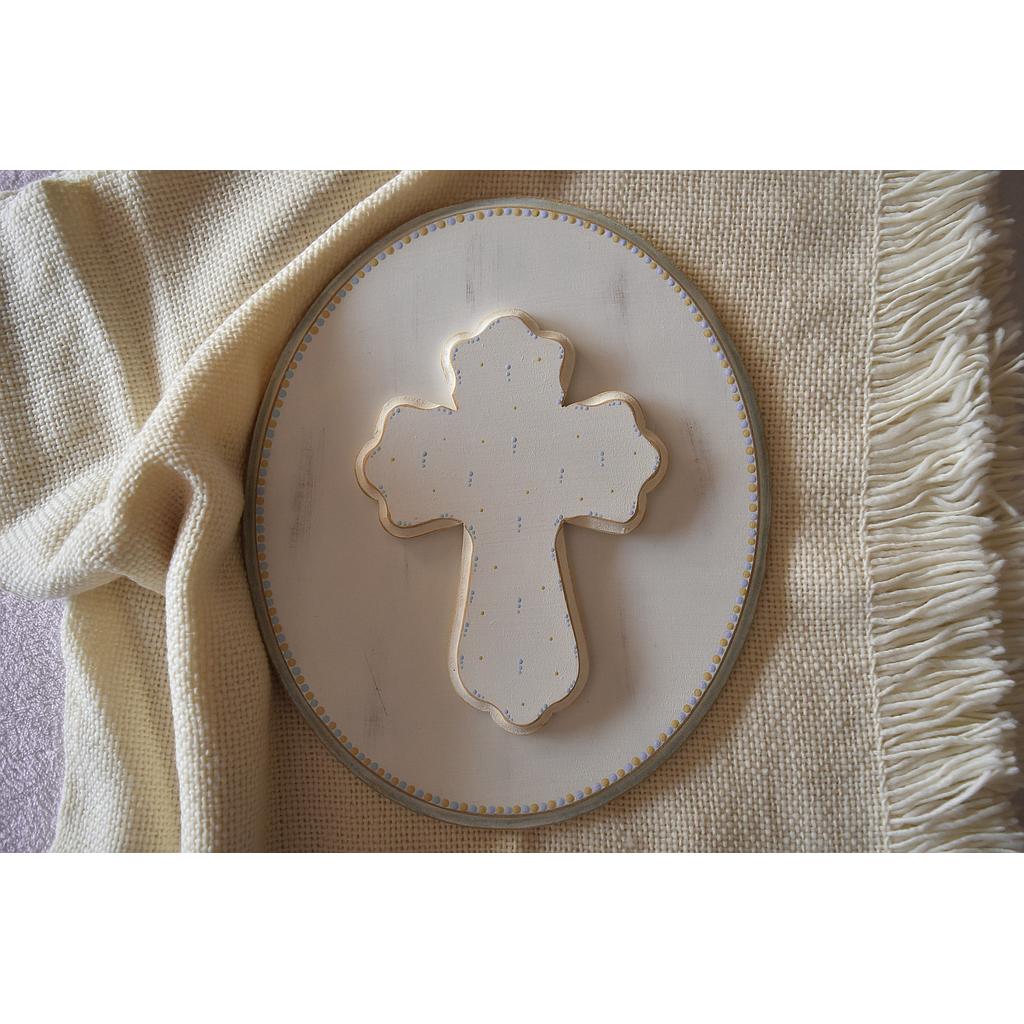 Cruz en madera sobre óvalo en tonos blanco, celeste y beige