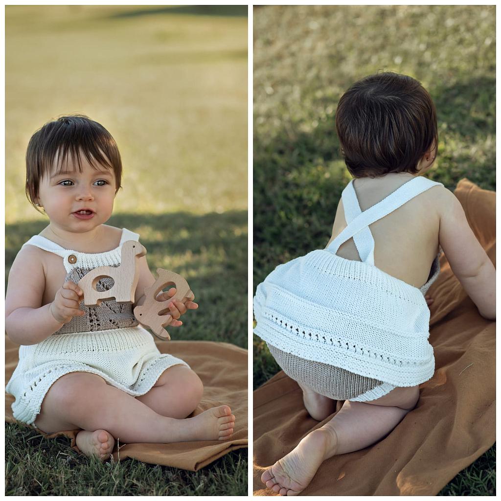 Rana con pollera en hilo de algodón.  Color gris y marfil. Talle 12 a 18 meses