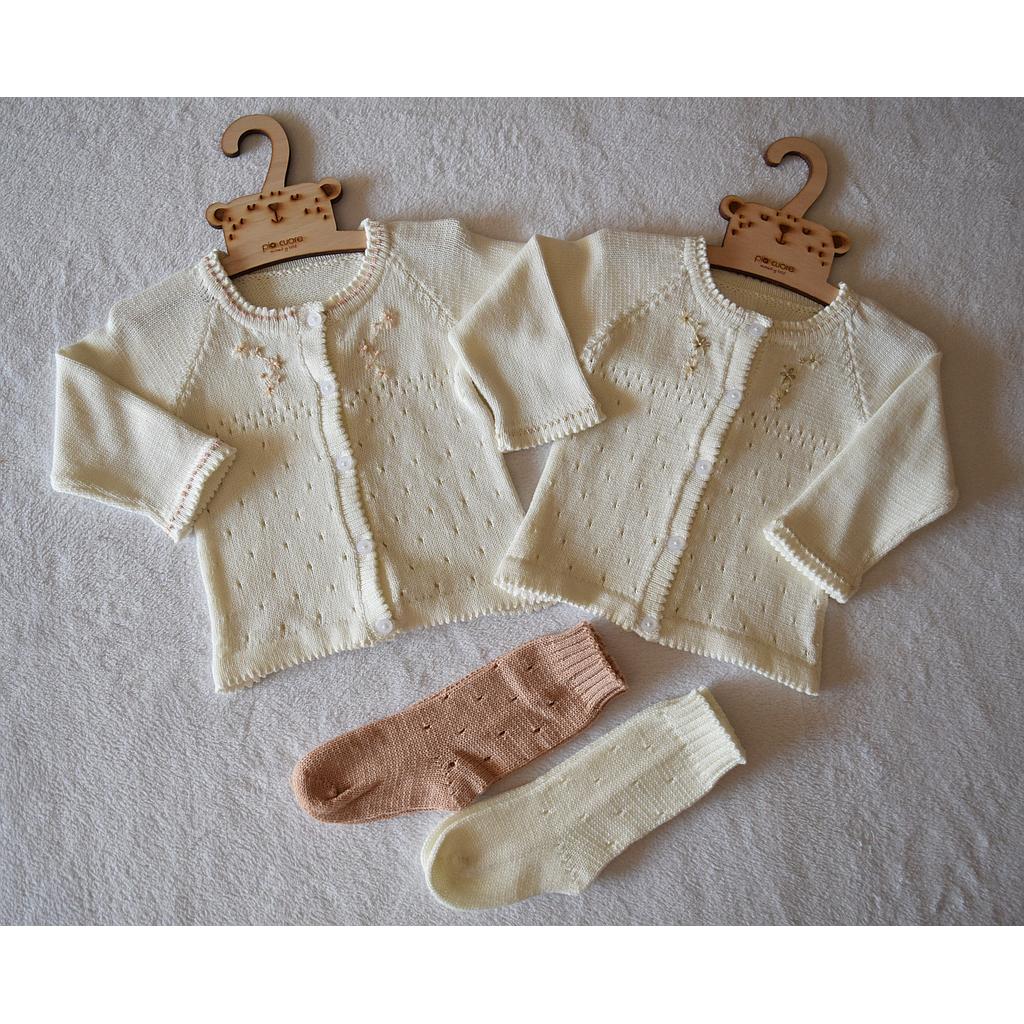 Saco bordado en hilo de algodón. Color rosa o beige. Talle 12 meses