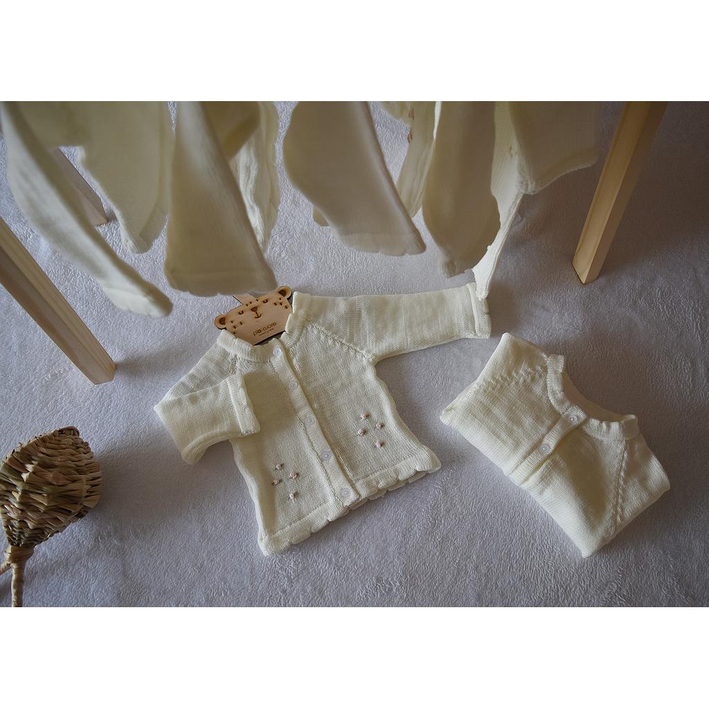 Saco en dralon, color marfil con flores bordadas rosa pastel.  Talla 6 meses