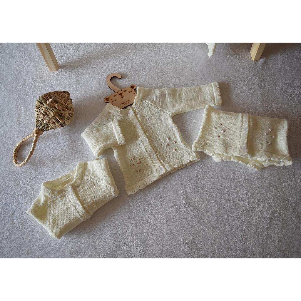 Saco en dralon, marfil con bordados de florcitas rosa pastel. Talla 6 meses