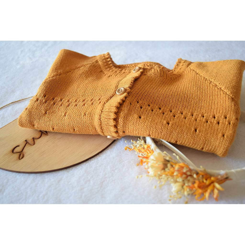 Saco en hilo de algodon color ocre. Talle 6 y 12 meses