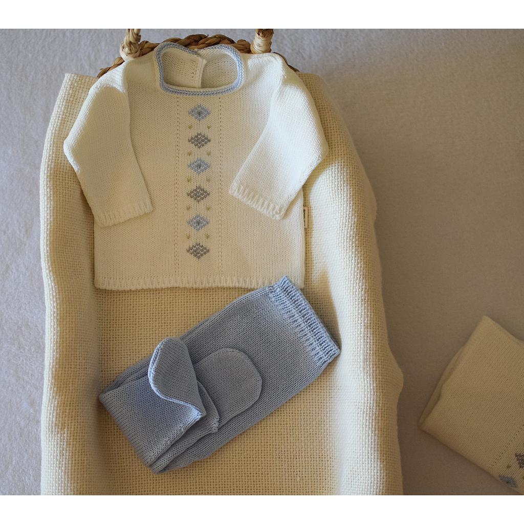 Conjunto de bata y pelele Recién nacido a 1 mes en hilo de algodón. Colores marfil, y detalles en celeste y gris. Pelele celeste