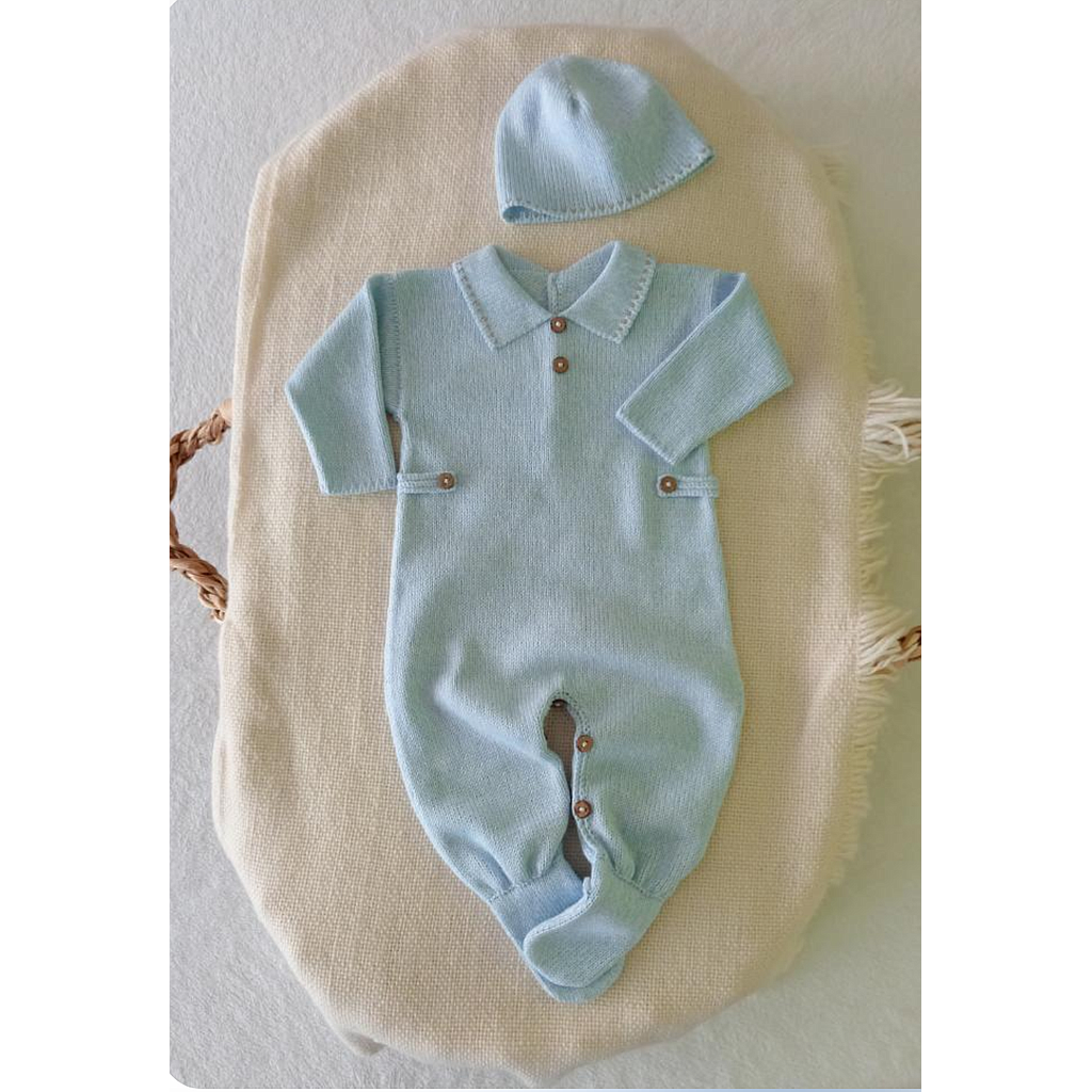 Entero Porto más gorro en celeste pastel con detalles en vison. Dralon. Talle 0 a 3 meses.