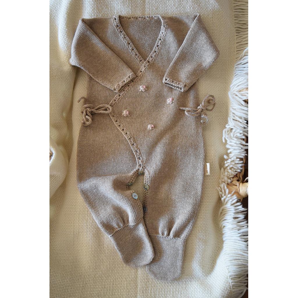 Entero ALBA en hilo de algodón color visón con bordados en rosa pastel. Talle 0 a 3 meses