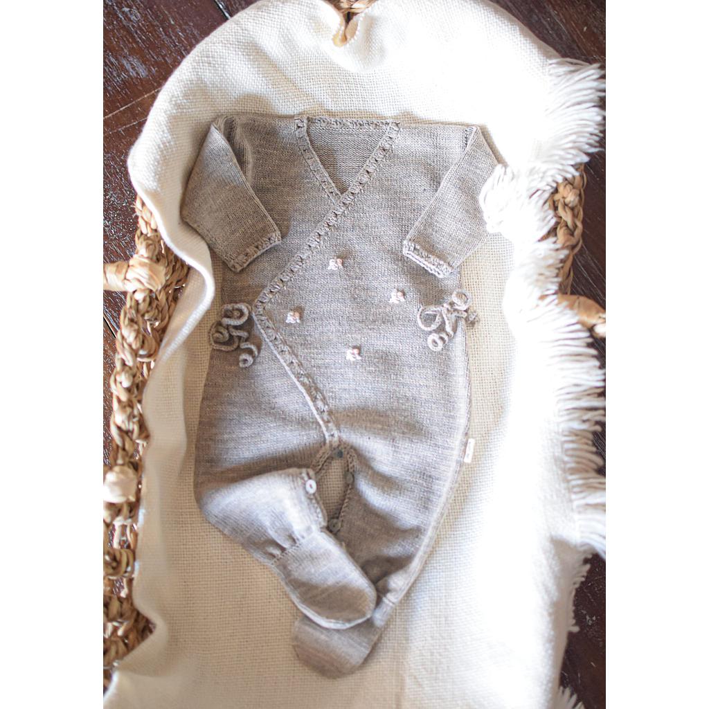 Entero ALBA en dralon color melange con bordados en rosa pastel. Talle 0 a 3 meses